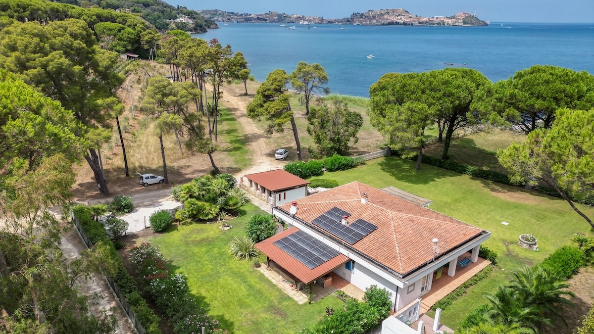 Villa Elbella immersa nel verde con il Golfo e Portoferraio sullo sfondo