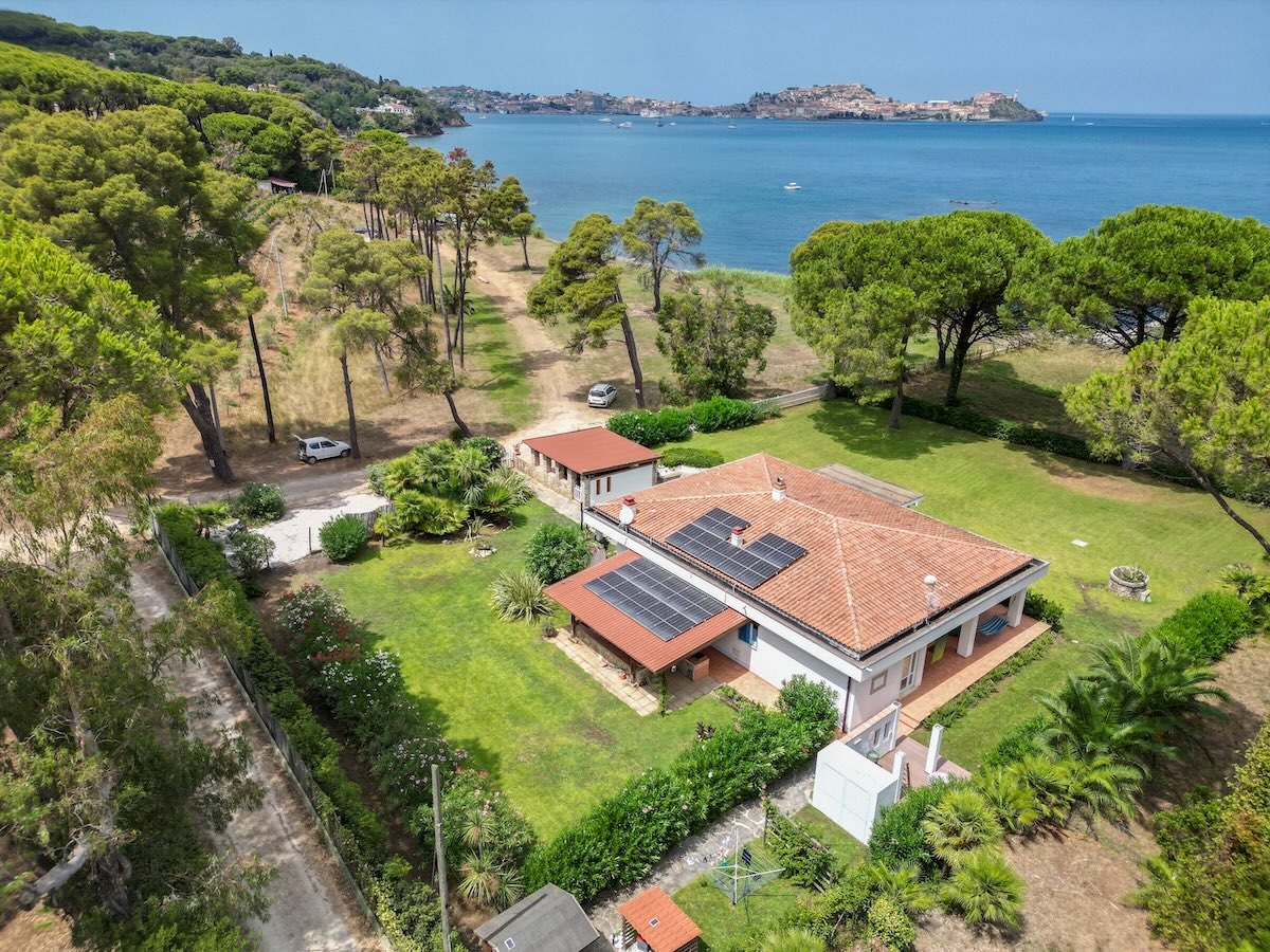 Villa Elbella con vista su Portoferraio Villa Elbella immersa nel verde con il Golfo e Portoferraio sullo sfondo