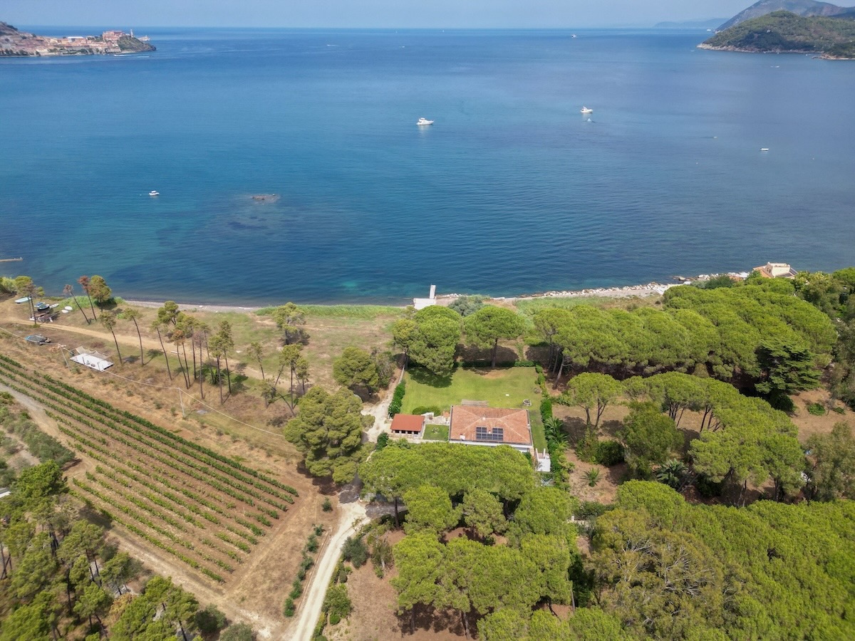 Villa Elbella a pochi passi dal mare Villa Elbella immersa nel verde a pochi passi dalla spiaggia di Schiopparello