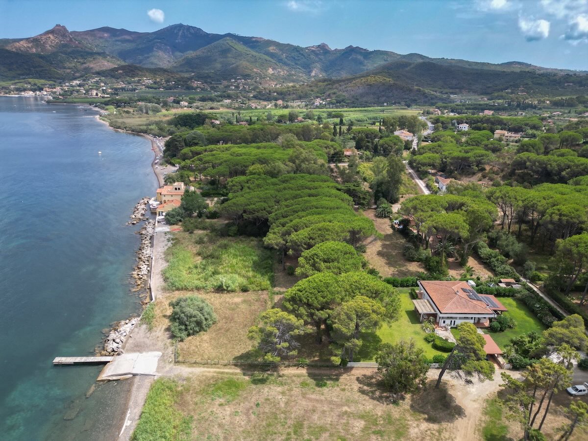Villa Elbella e la spiaggia di Schiopparello Vista aerea di Villa Elbella vicino alla spiaggia di Schiopparello, Isola d’Elba